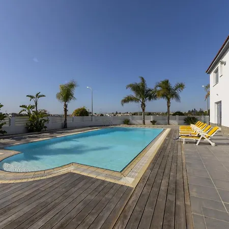 The Ultimate Guide To Renting Your Luxury 4 Bedroom Villa With Private Pool, Larnaca Villa 1398 别墅