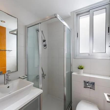 The Ultimate Guide To Renting Your Luxury 4 Bedroom Villa With Private Pool, Larnaca Villa 1398 别墅 沃罗里尼
