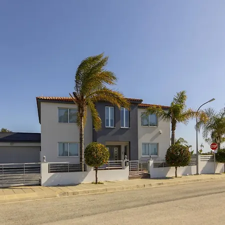 The Ultimate Guide To Renting Your Luxury 4 Bedroom Villa With Private Pool, Larnaca Villa 1398 别墅 沃罗里尼